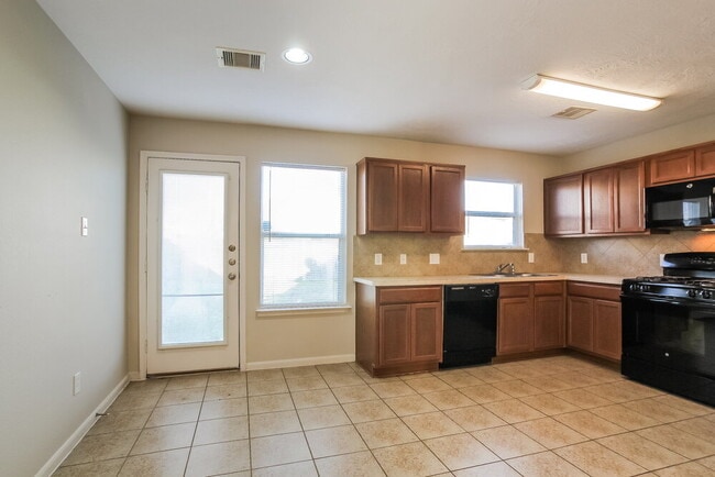 8107 Sanders Glen Ln, Humble, TX 77338 - photo 5