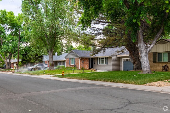 Ranch-style homes in Holly Hills list between 490 thousand and 955 thousand dollars.