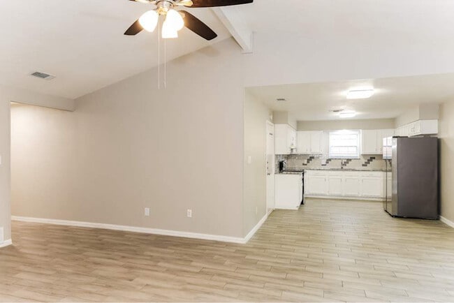 6227 Hott Springs Dr, Arlington, TX 76001 - photo 3