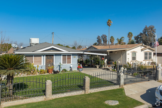 Manufactured homes are scattered throughout the Lakeview neighborhood.