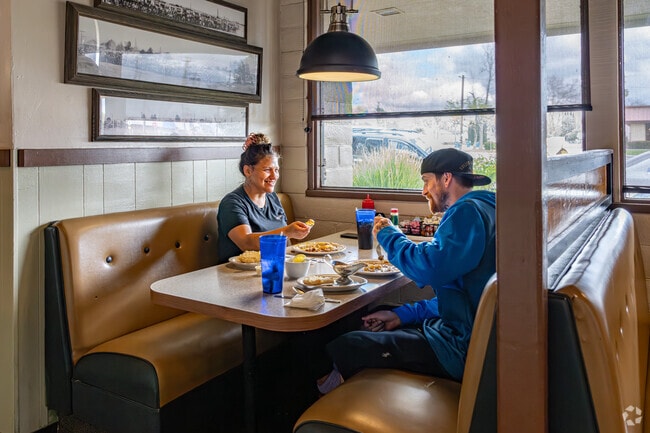 Highland Knolls live close to Sugar Mill which serves up hearty American fare in the Chester Loop Shopping Center.