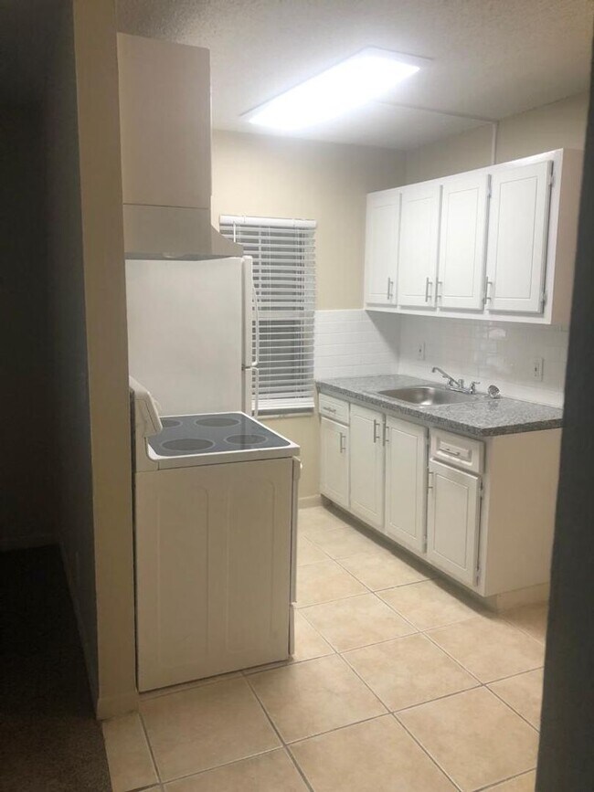 Riverside Manor/N'ice Apartments - 889 Riverside Drive, Ft. Lauderdale, FL 33312, Fort Lauderdale, FL 33312 - photo 4