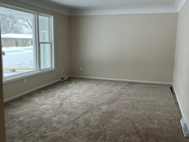 835 Maple St NE, Hutchinson, MN 55350 - photo 3