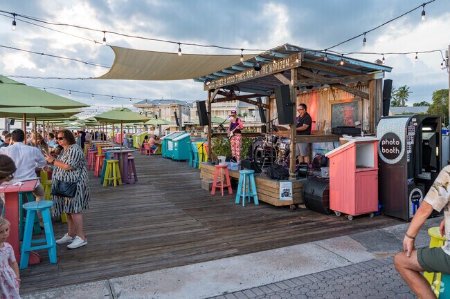 Many bars and restaurants in Old Town have live music to entertain their guests.