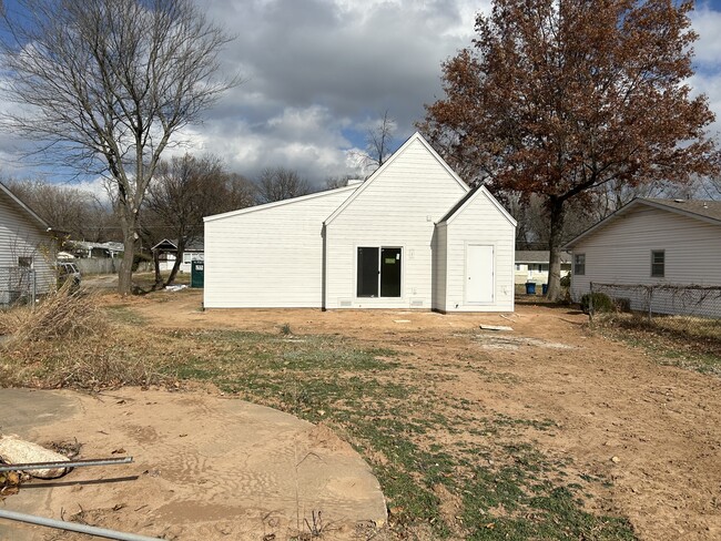 1506 W Meadowmere St, Springfield, MO 65807 - photo 3