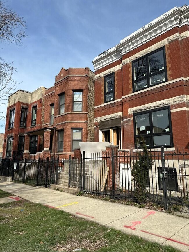 3452 W Walnut St, Chicago, IL 60624