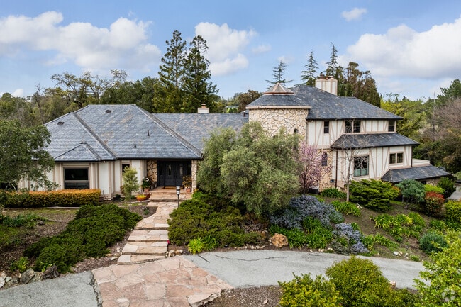 While Woodside is full of cozy ranch homes, it also has a fair amount of high end estates.