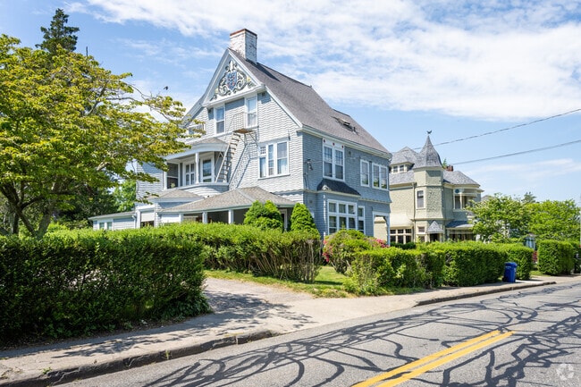 In Easton Pond, you can admire the architecture of Victorian homes, such as this row of houses.