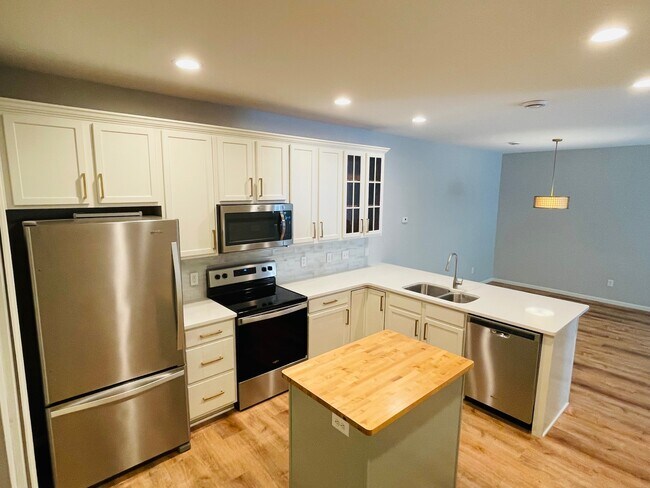 10' ceilings, clean and well kept