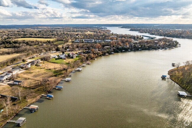 There are many homes along the Cumberland River with boat docks.