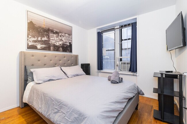 316 E 96th St unit ID1032037P, New York, NY 10128 - photo 3