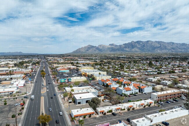 Oracle Road borders Amphi, and is a hub for transportation and businesses.