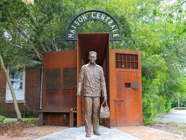 Maison Centrale is a know monument in Wales Garden.