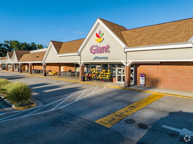 Discover fresh produce and more at Giant in the heart of Lake Ridge.