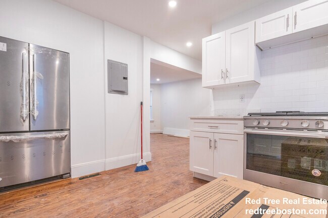 7 Hallam St unit 1, Dorchester, MA 02125 - photo 4