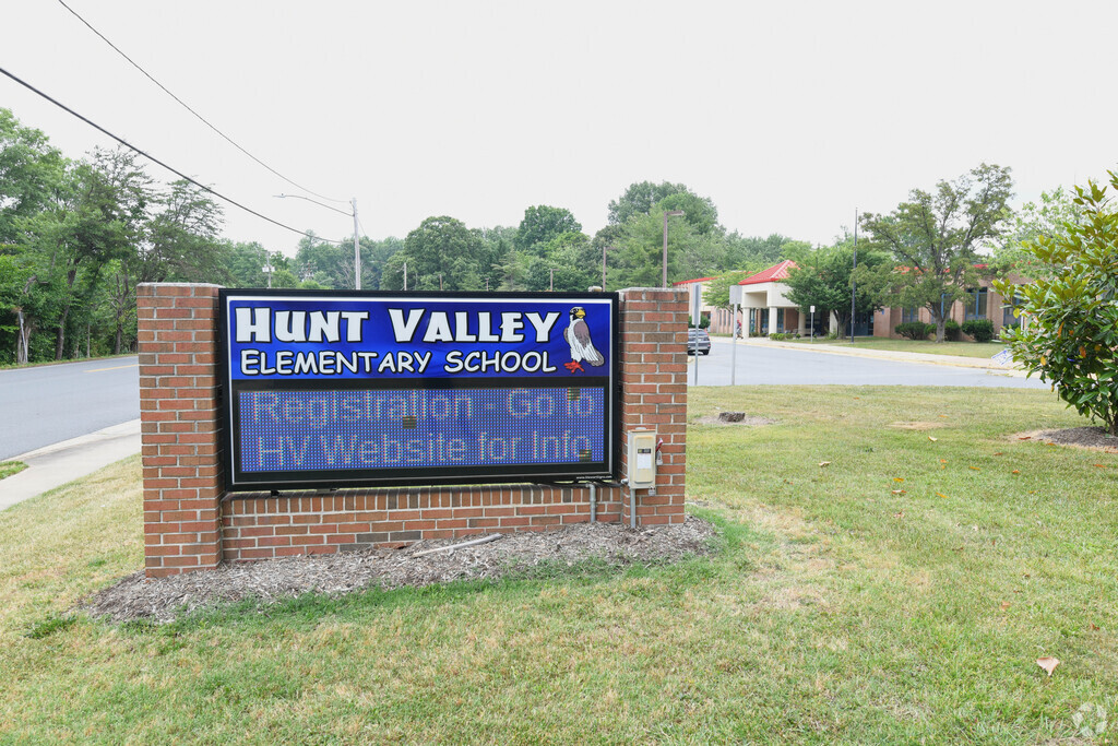 Hunt Valley Elementary School front entrance sign