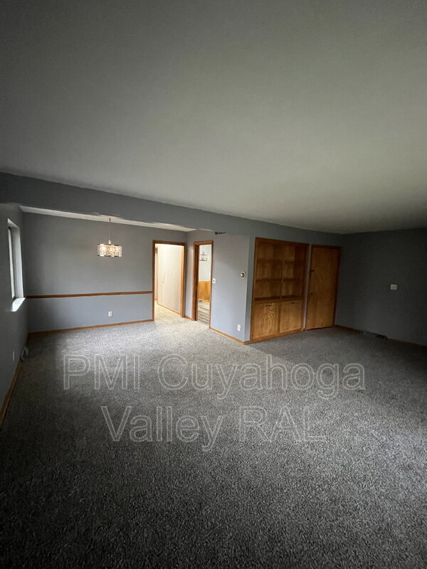 1879 Cromwell Dr, Akron, OH 44313