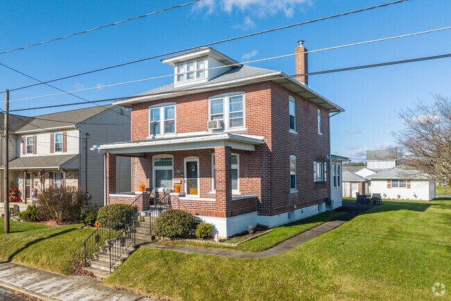 American Foursquare homes are found throughout Stiles.