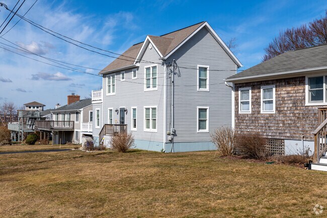 HArchitectural styles in Beavertail include ranch homes and larger two-stories with clapboard.