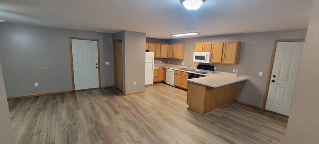 1308 E Redwood Blvd unit 1408 E Redwood BVD, Brandon, SD 57005 - photo 5