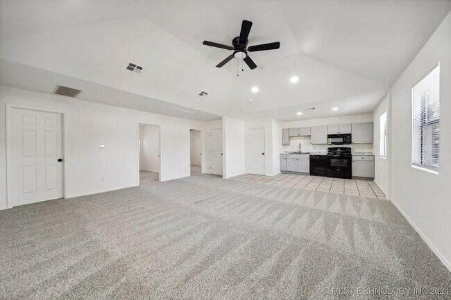 2807 E 3rd St unit B, Tulsa, OK 74104 - photo 3