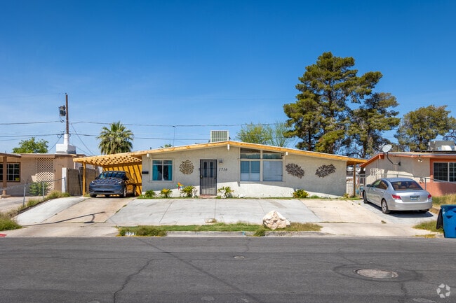 Ranch-style homes are commonly found throughout Huntridge.