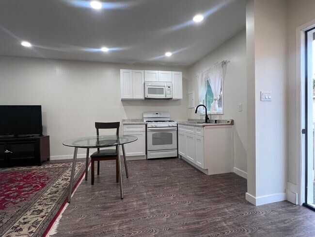 1367 W 12th St unit B, San Pedro, CA 90732 - photo 2