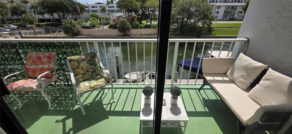 1650 NE 115th St unit 310, Miami, FL 33181 - photo 1