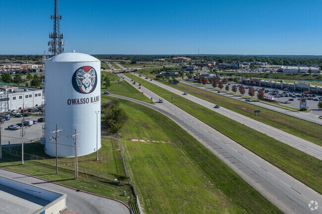 Owasso Redbud district and shopping areas are just a few miles North of Stone Canyon.