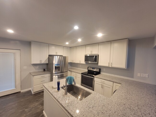 Light and Bright Expansive Kitchen w_newer appliances