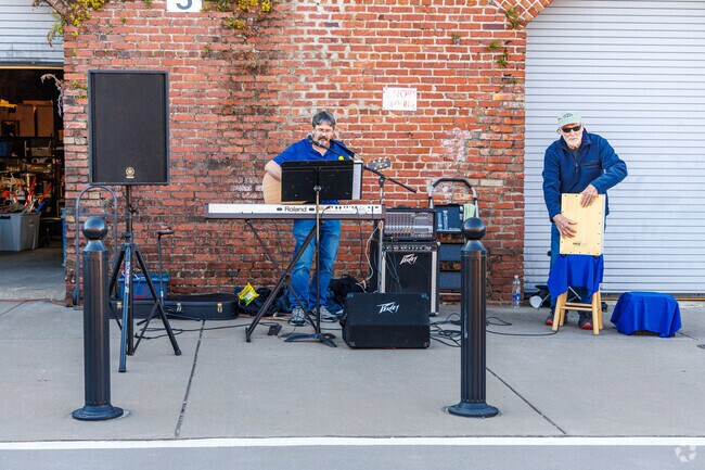 Food Truck Friday in Opelika features live bands and music.