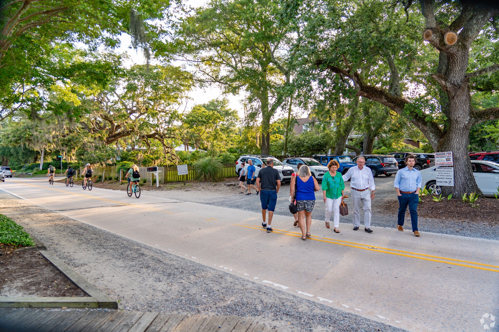 The quiet streets of Airlie are perfect pedestrian passages.