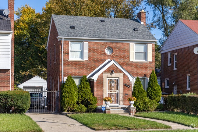 A Single family four square home in the College Park neighborhood.