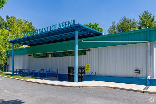 Mt Pleasant Ice Arena offers public skating sessions and private hockey & skating lessons.