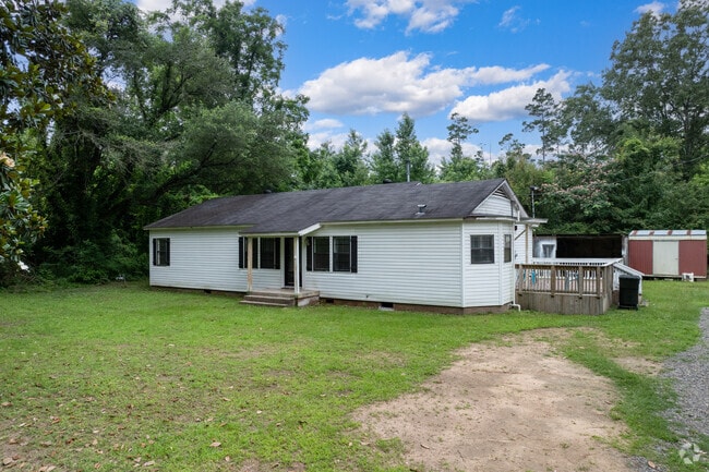 Manufactured houses in Mot-Carterville often feature simple, boxy designs with practical layouts.
