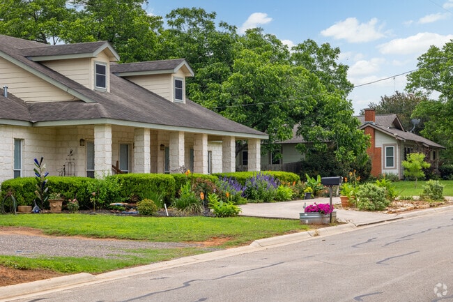 A range of homes on small spacious acreage is common in Stockdale.