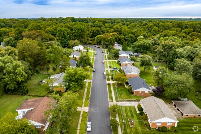 The peaceful streets of Kings Park West will take you to your dream home.