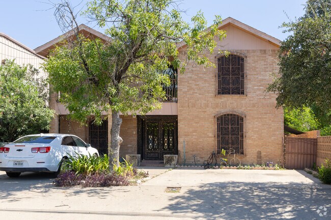 Lawns are not very popular in Three Points.