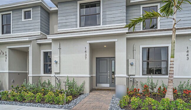 323 NE 16th St, Florida City, FL 33034 - photo 4