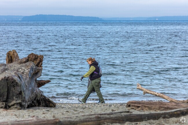 Near Linde Hill Park, folks can head to Seahurst Park to take peaceful walks on the beach.