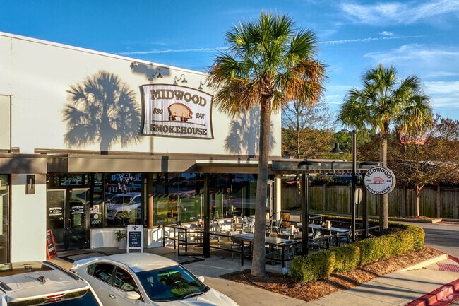 Midwood Smokehouse has interior and exterior seating in Lake Katherine.