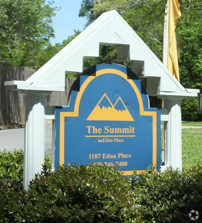 The Summit Apartments