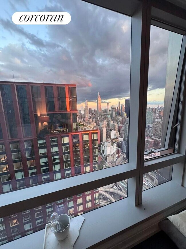 555 10th Ave, New York, NY 10018