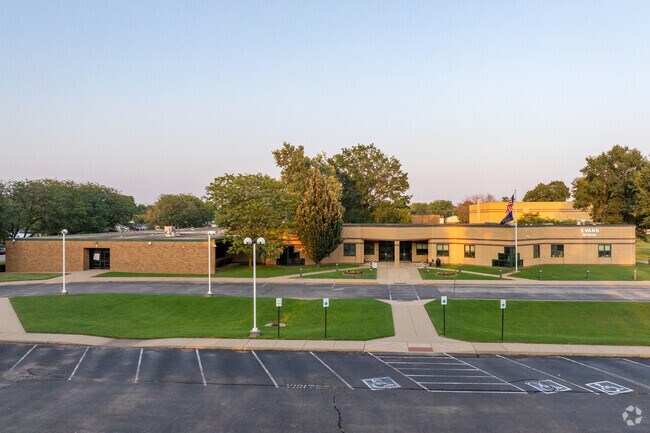 Evans School has 499 students in attendance.