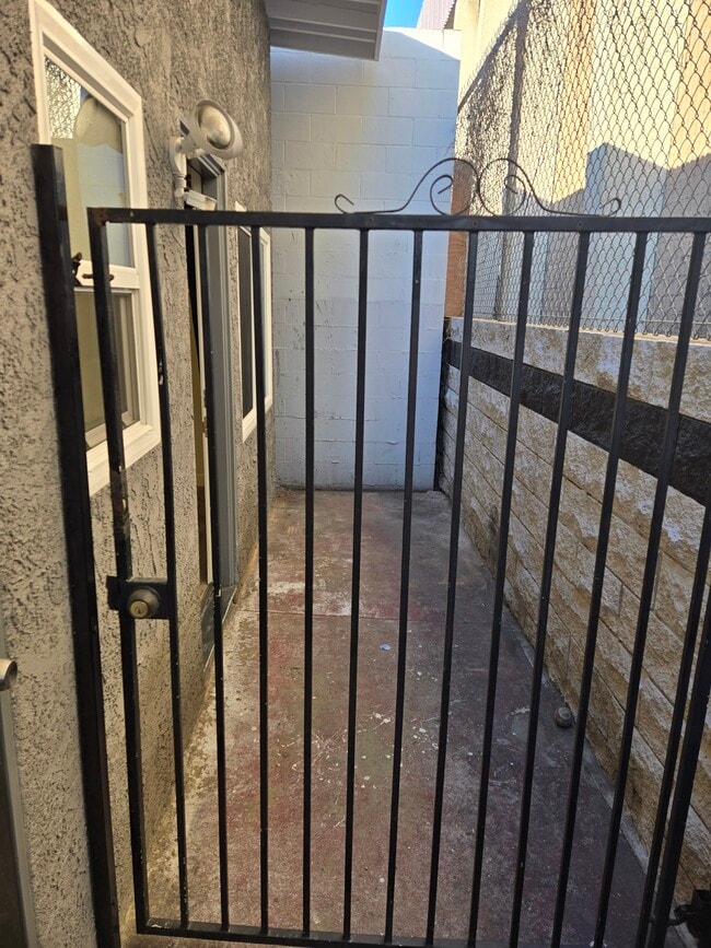 139 W Manchester Blvd unit No. 6, Inglewood, CA 90301 - photo 2