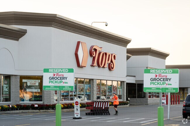 There also some groceries stores on Grand Island.