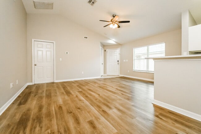 6127 Skylarkcrest Dr, Lithia, FL 33547 - photo 4