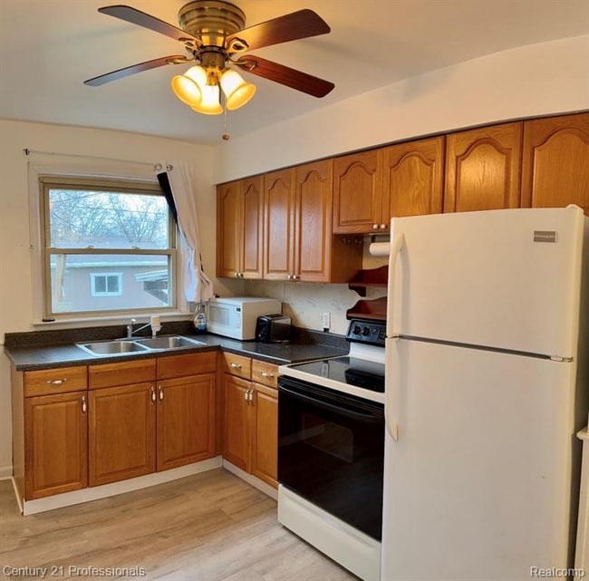 1403 E Maxlow Ave, Hazel Park, MI 48030 - photo 3