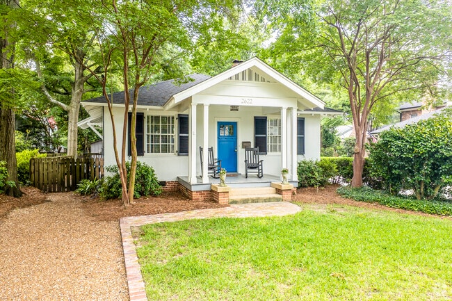 This Craftsman Cottage though small, has eye-catching classic details.