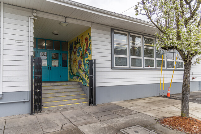 Sunstone Montessori School provides private education in the neighborhood of Woodstock.